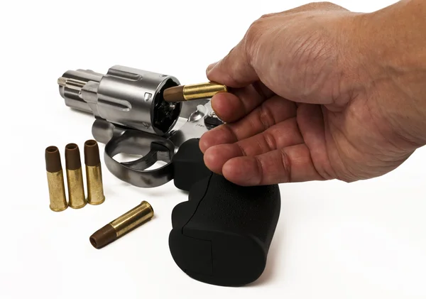 Włóż pocisk pistolet rewolwer na białym tle — Zdjęcie stockowe
