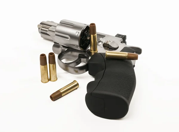 Pistolet rewolwer i bullet na białym tle — Zdjęcie stockowe