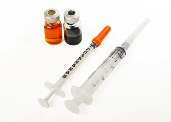 两个注射器和两瓶医学隔离在白色背景上的 免版税图库照片