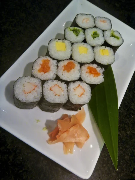 Set completo di sushi in piatto bianco con conserve allo zenzero — Foto Stock