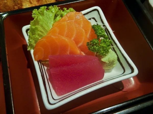 Pequeno sashimi definido na placa japonesa — Fotografia de Stock