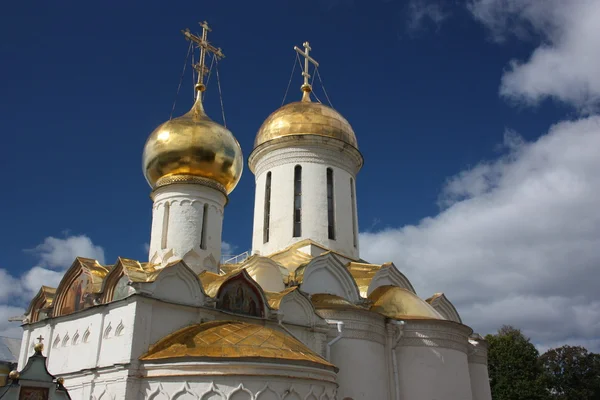 Золотые купола и кресты Русской православной церкви . — стоковое фото