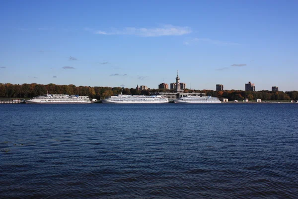 Rusya, Moskova. Motorlu gemiler Kuzey Nehri istasyonunda Moskova Nehri üzerinde. — Stok fotoğraf