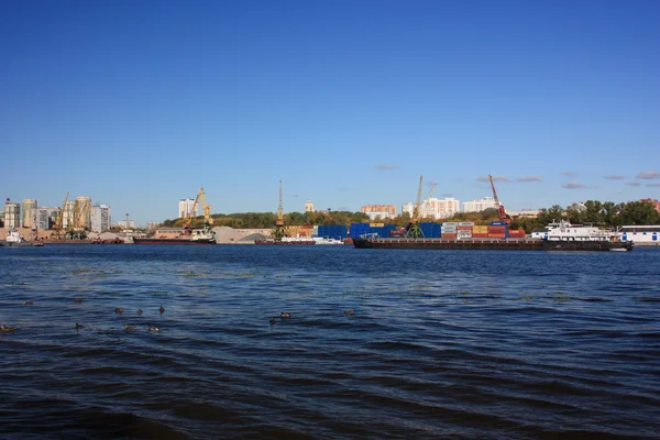 Russland, Moskau. Fracht nördlicher Flusshafen auf dem Moskauer Fluss. — Stockfoto