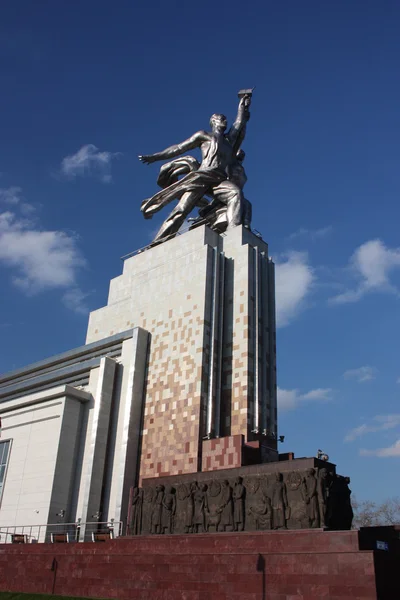 Rosja, Moskwa. Rzeźba "robotnik i kołchozu girl" — Zdjęcie stockowe