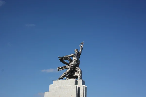 Rusko, Moskva. socha "dělník a JZD dívka" — Stock fotografie