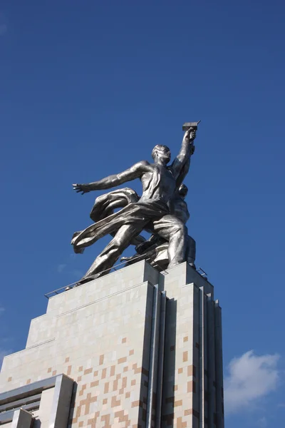 Russland, Moskau. die Skulptur "Arbeiter und Kolchosmädchen" — Stockfoto