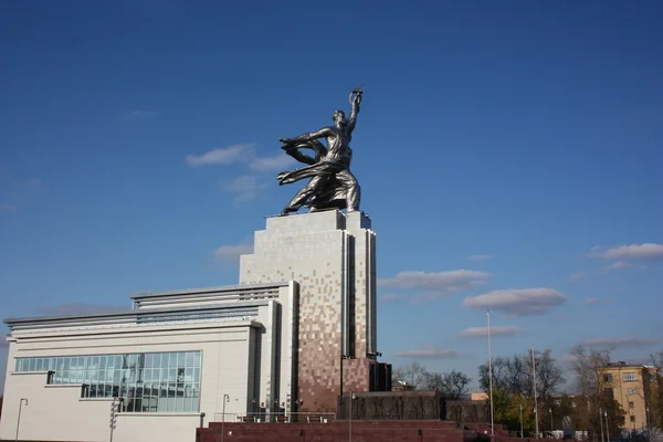 Rusland, Moskou. de sculptuur "werknemer en collectieve boerderij meisje" — Stockfoto