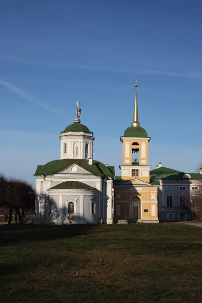 Moscovo. Propriedade Kuskovo do século XVIII. A igreja e torre de sino . — Fotografia de Stock