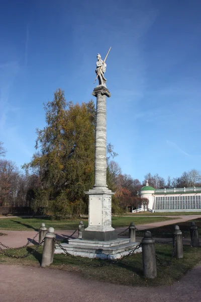 Moscú. Finca Kuskovo del siglo XVIII. Colonna con una estatua de Minerv — Foto de Stock