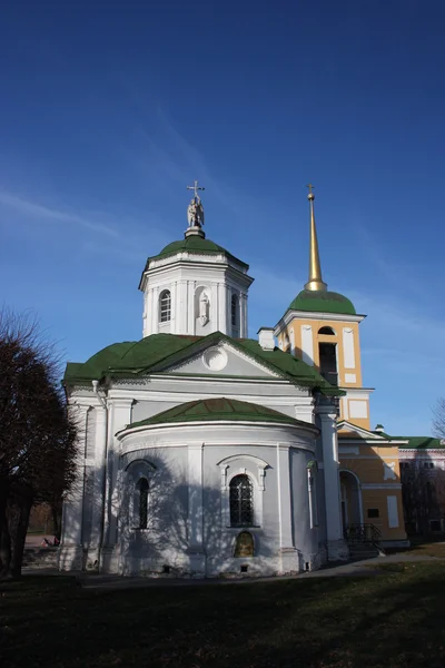 Moskou. kuskovo landgoed van de 18e eeuw. de kerk en bell tower. — Stockfoto