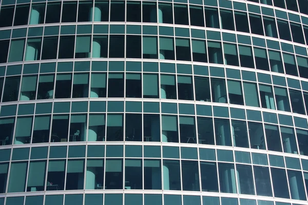 As janelas de um edifício moderno . — Fotografia de Stock