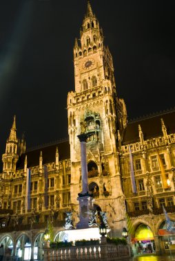 Marienplatz Münih'te gece