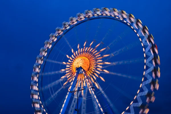 Иллюминированное колесо обозрения на Октоберфесте — стоковое фото