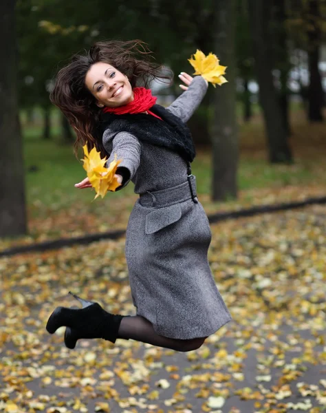 Park renkli sonbahar kız — Stok fotoğraf