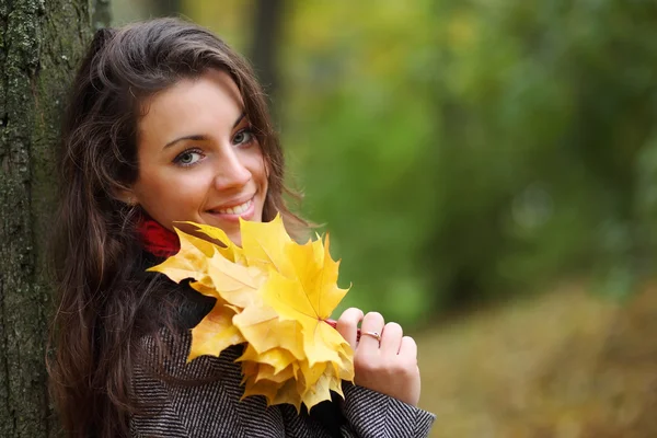 Girl in park colourful autumn — Stock Photo, Image