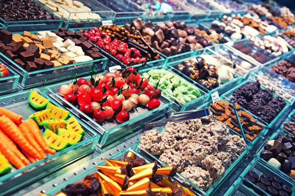 Dulce puesto en el Mercado de la Boquería en Barcelona - España — Foto de Stock