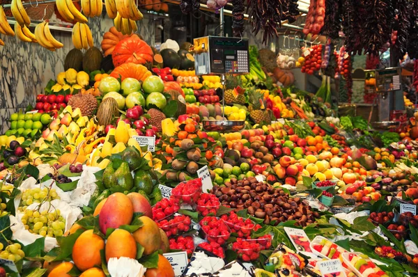 Vruchten op boqueria markt in barcelona - Spanje — Stockfoto