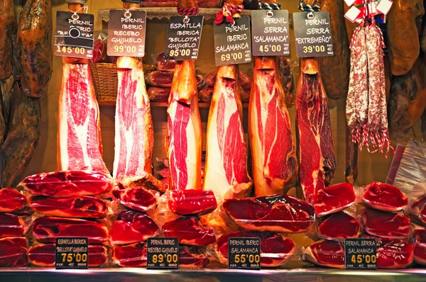 Spaanse ham op boqueria markt in barcelona — Stockfoto