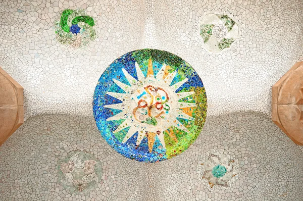 Buntes mosaik im parc guell, barcelona - spanien — Stockfoto