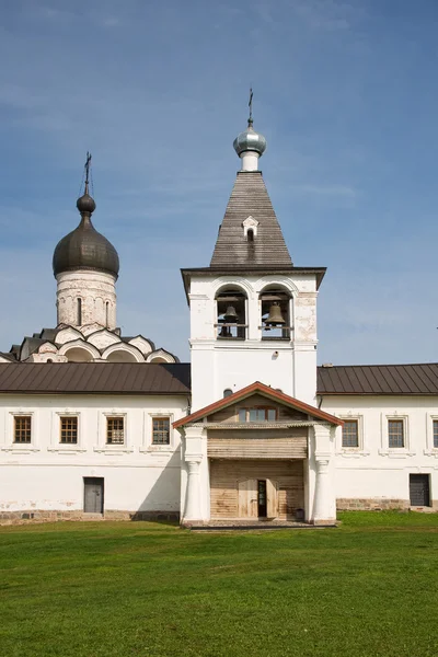 Monaster Terapontowski. dzwonnica, Kościół Zwiastowania NMP. Rosja — Zdjęcie stockowe