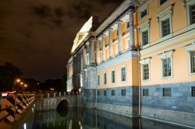 mikhailovsky kale Cephesi. gece st. petersburg. Rus