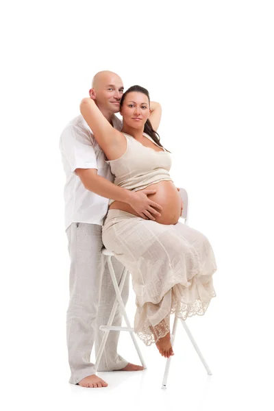 Счастливая беременная женщина с мужем — стоковое фото