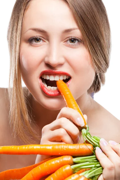 Attrayant femme tient tas de carottes — Photo