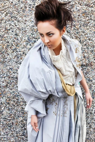 Mulher na moda moderna sobre cinza — Fotografia de Stock