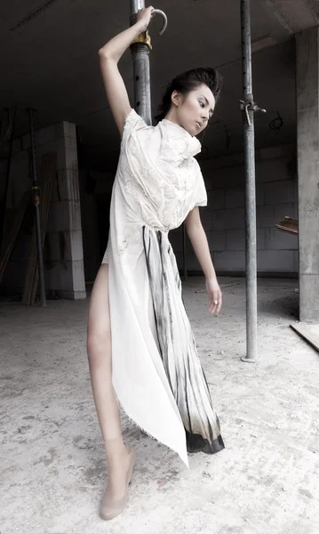 회색에 현대 유행 여성 — 스톡 사진