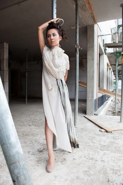 Moderní módní žena nad šedá — Stock fotografie