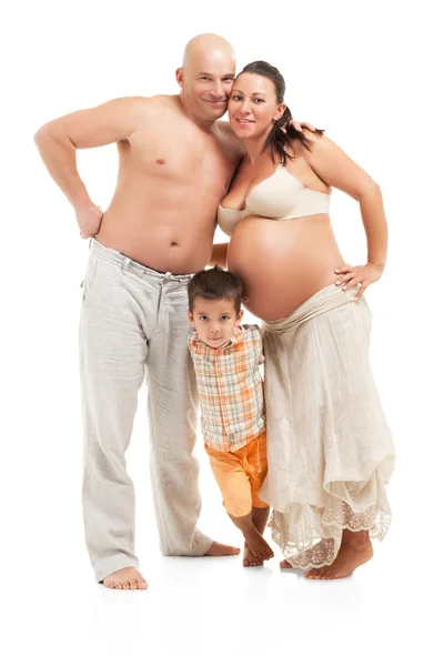 Heureuse femme enceinte avec son garçon et son mari — Photo