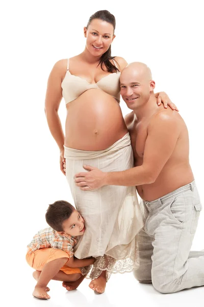 Heureuse femme enceinte avec son garçon et son mari — Photo
