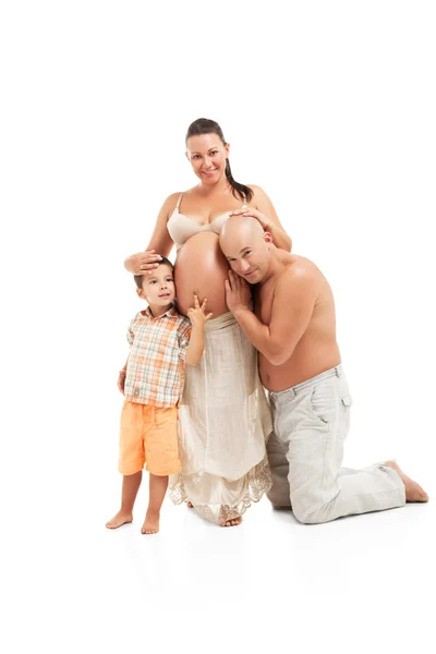 Ευτυχισμένη γυναίκα έγκυος με το αγόρι και το σύζυγό της — Φωτογραφία Αρχείου