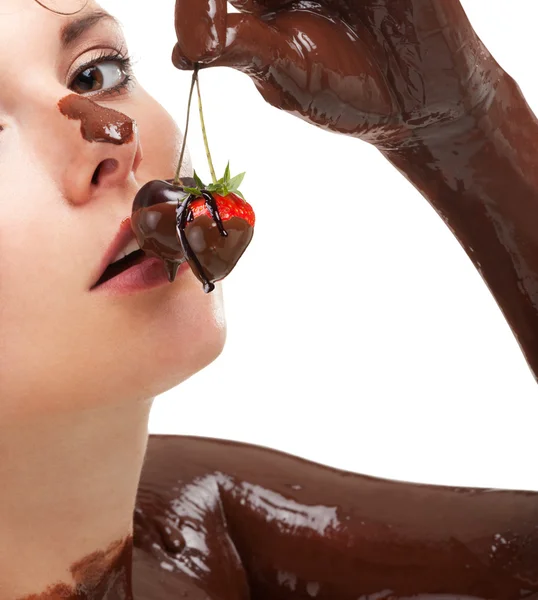 涵盖的女人甜草莓与巧克力 — 图库照片