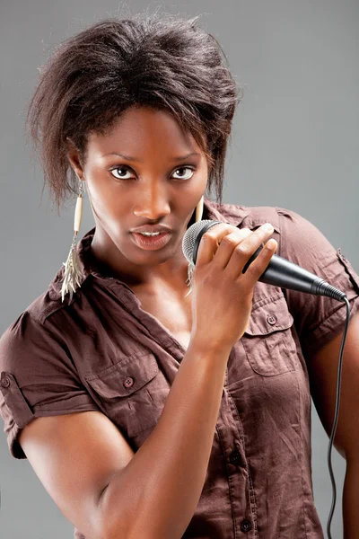Mulher negra cantando no microfone — Fotografia de Stock
