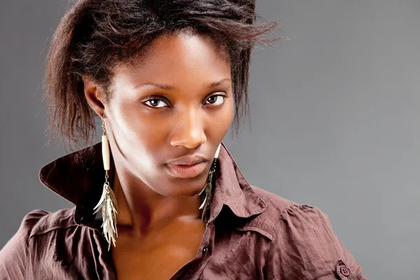 Портрет молодой красивой черной женщины — стоковое фото