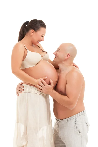 Счастливая беременная женщина с мужем — стоковое фото