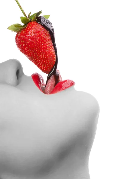 Fille manger fraise avec sauce au chocolat — Photo