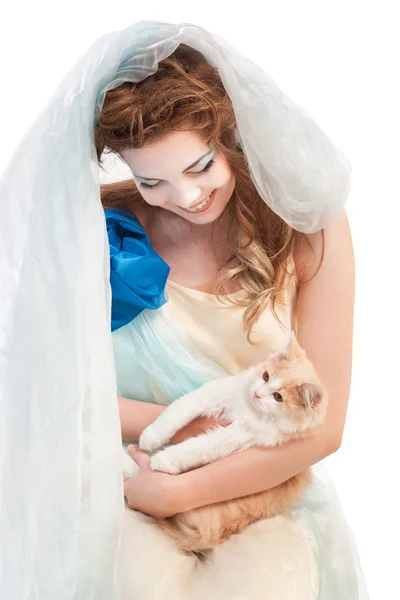 Mooie elven meisje met kitten — Stockfoto