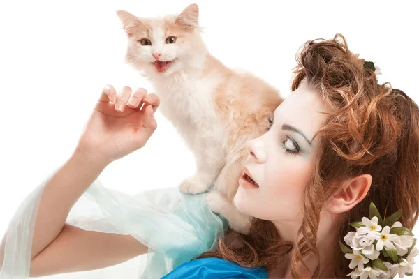 Güzel Elf kızı ile yavru kedi — Stok fotoğraf