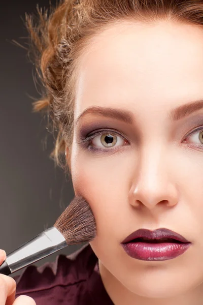 Mulher bonita com pincel de maquiagem — Fotografia de Stock