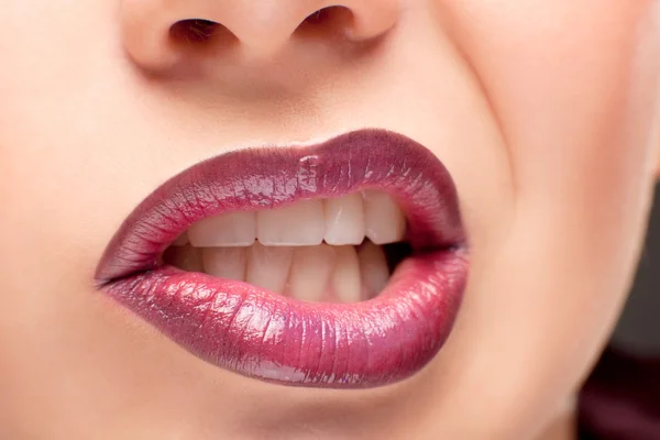 Perfekte glänzende Lippen der Frau Nahaufnahme — Stockfoto