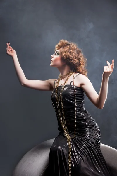 Mulher em vestido antiquado — Fotografia de Stock