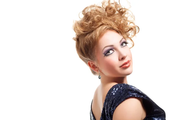 Όμορφη ξανθιά γυναίκα με μόδα hairstyle — Φωτογραφία Αρχείου
