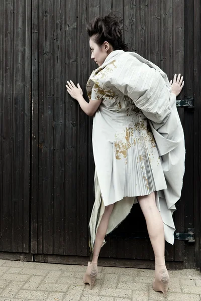 Donna alla moda moderna sopra grigio — Foto Stock