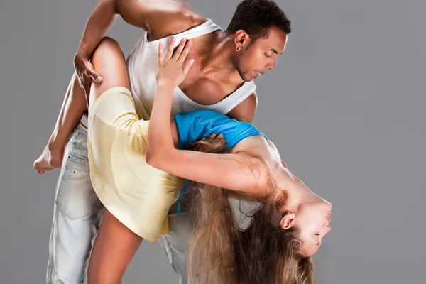 Молодая пара танцует Карибскую сальсу Стоковое Изображение