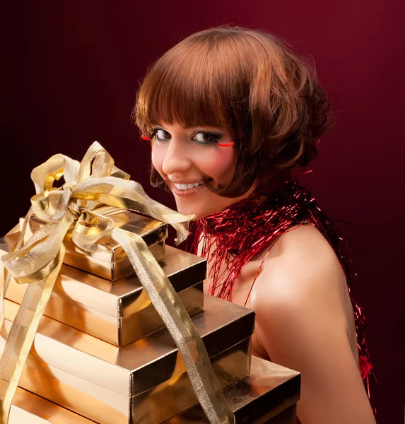 Красивая девушка с подарком — стоковое фото