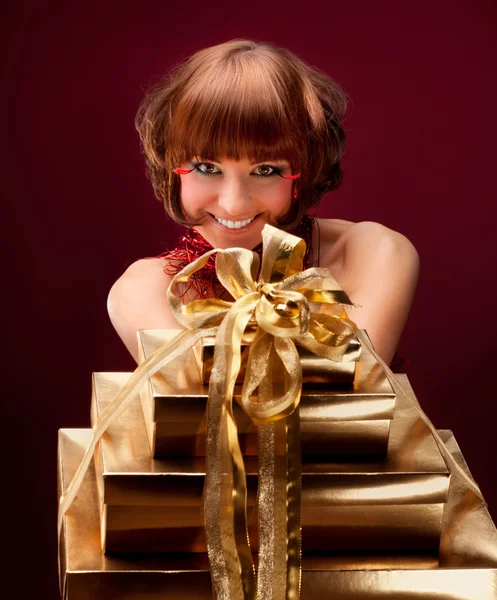 Krásná dívka s dárkem — Stock fotografie