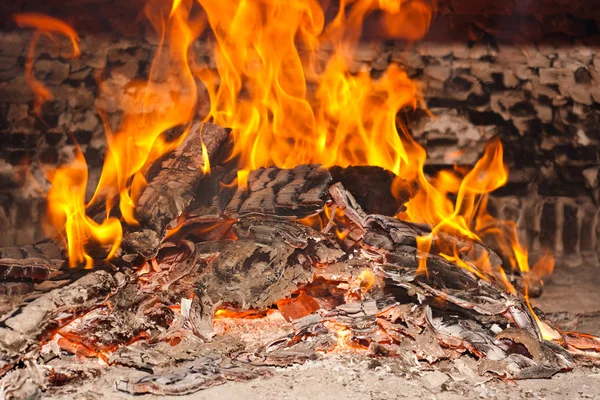 Chimenea con fuego ardiendo — Foto de Stock